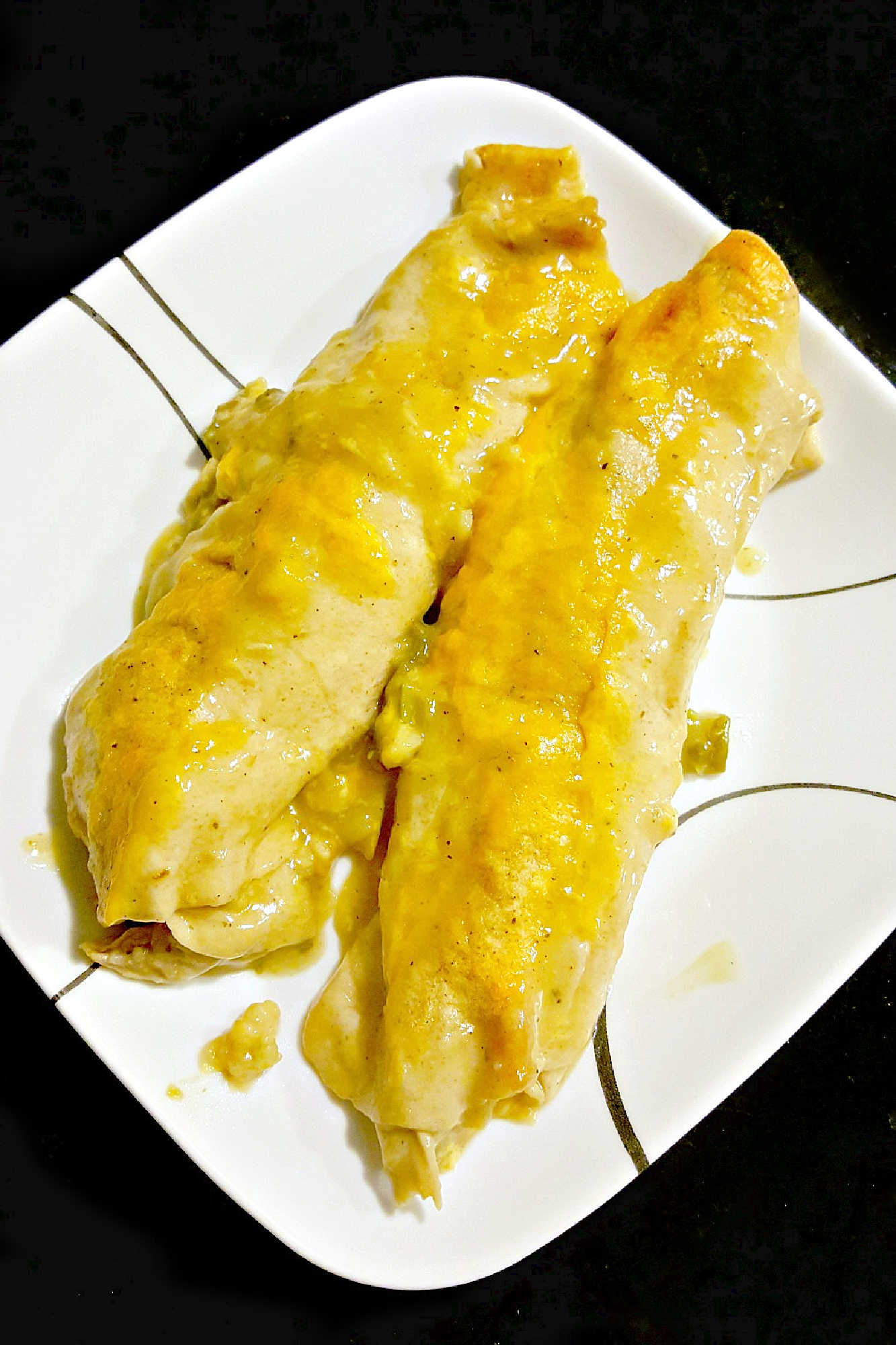 Looking for a new way to serve up your leftovers? Try these Turkey and Stuffing Enchiladas for a delicious and creative twist! 🍴🍗🎉 #leftoverrecipe #enchiladas #Thanksgivingleftovers #easyrecipe #ThanksgivingEats #EnchiladaLovers #TurkeyFeast #HolidayFlavors #MexicanStyleStuffing #LeftoverMakeover #ThanksgivingThrowback #enchiladas