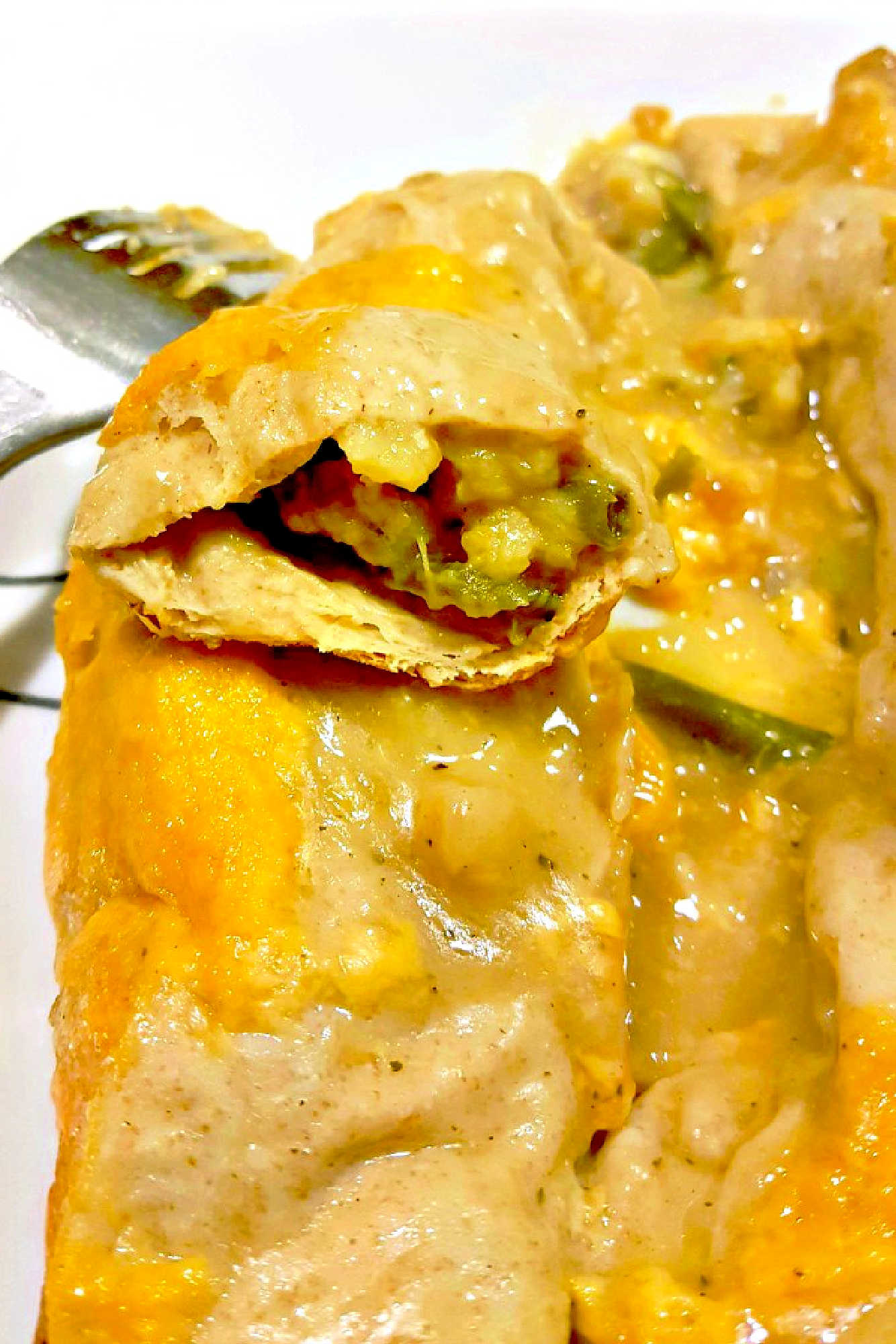 Looking for a new way to serve up your leftovers? Try these Turkey and Stuffing Enchiladas for a delicious and creative twist! 🍴🍗🎉 #leftoverrecipe #enchiladas #Thanksgivingleftovers #easyrecipe #ThanksgivingEats #EnchiladaLovers #TurkeyFeast #HolidayFlavors #MexicanStyleStuffing #LeftoverMakeover #ThanksgivingThrowback #enchiladas