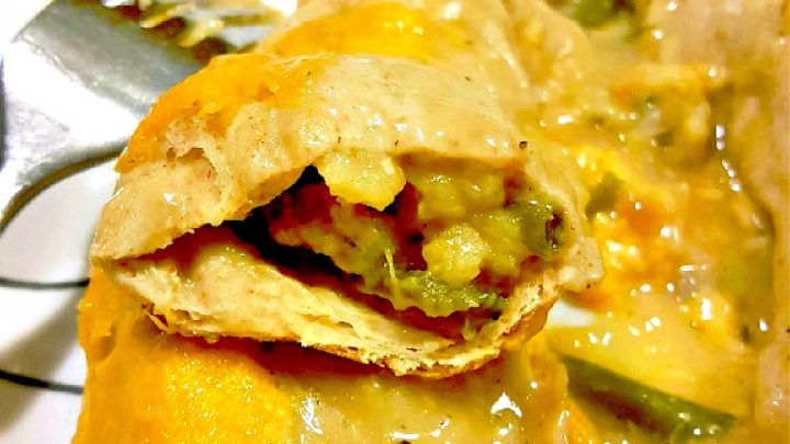 Looking for a new way to serve up your leftovers? Try these Turkey and Stuffing Enchiladas for a delicious and creative twist! 🍴🍗🎉 #leftoverrecipe #enchiladas #Thanksgivingleftovers #easyrecipe #ThanksgivingEats #EnchiladaLovers #TurkeyFeast #HolidayFlavors #MexicanStyleStuffing #LeftoverMakeover #ThanksgivingThrowback #enchiladas