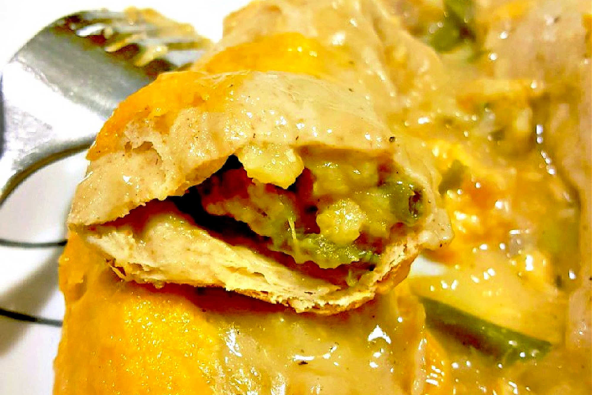 Looking for a new way to serve up your leftovers? Try these Turkey and Stuffing Enchiladas for a delicious and creative twist! 🍴🍗🎉 #leftoverrecipe #enchiladas #Thanksgivingleftovers #easyrecipe #ThanksgivingEats #EnchiladaLovers #TurkeyFeast #HolidayFlavors #MexicanStyleStuffing #LeftoverMakeover #ThanksgivingThrowback #enchiladas