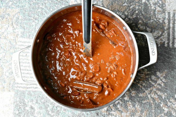 Rich mole flavors are in each and every bite of this Mole Chili.  It's full of heat from three kinds of peppers and it's full of rich chocolate and cinnamon flavors.  The longer it simmers, the richer this chili gets.  It will keep you warm on the coldest of nights! #BestAngusBeef