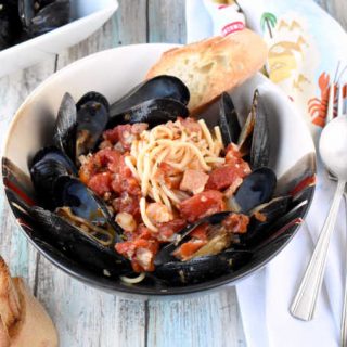Tender mussels swim in a white wine tomato broth with garlic, shallots, proscuitto, and herbs. Perfect for date night or a dinner party, Spicy Mussels Provençal are similar to a bouillabaisse style dish with less broth and a little more spice. Oh, and pasta.