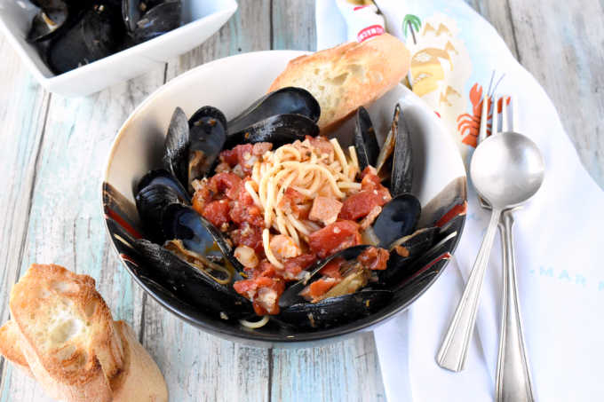 Tender mussels swim in a white wine tomato broth with garlic, shallots, proscuitto, and herbs. Perfect for date night or a dinner party, Spicy Mussels Provençal are similar to a bouillabaisse style dish with less broth and a little more spice. Oh, and pasta.