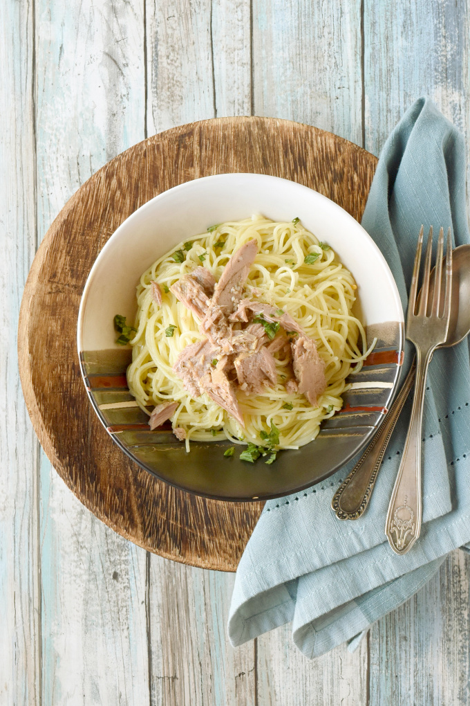 Aglio e Olio with Tuna might sound simple, but it's anything but!  The complex flavors of the tuna with the olive oil and garlic makes for quick and easy meal that taste amazing.  #temptingyourtaste #tonninobloggerchallenge 