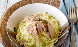 Aglio e Olio with Tuna might sound simple, but it's anything but!  The complex flavors of the tuna with the olive oil and garlic makes for quick and easy meal that taste amazing. #temptingyourtaste #tonninobloggerchallenge