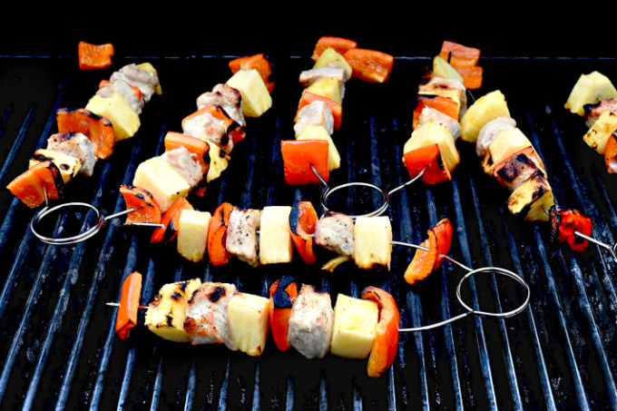 Hawaiian Pork Kabobs has farm fresh pork, pineapple, and peppers. It’s tri-fecta of P ingredients! They’re also completely delicious, quick, and on the table in under 30. #FarmersMarketWeek