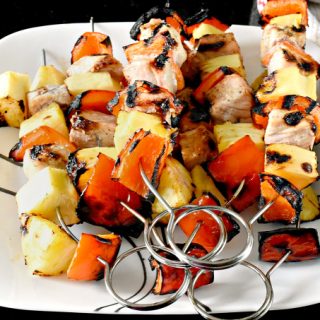 Hawaiian Pork Kabobs has farm fresh pork, pineapple, and peppers. It’s tri-fecta of P ingredients! They’re also completely delicious, quick, and on the table in under 30. #FarmersMarketWeek