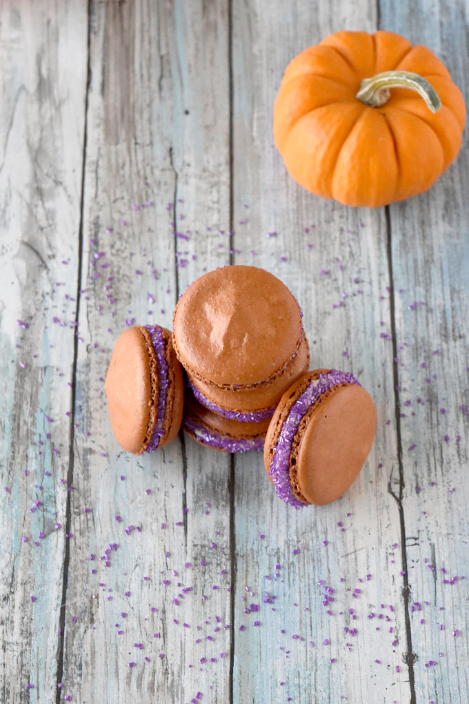 Pumpkin Pie Macaron actually taste like pumpkin pie!! Like a real pumpkin pie with rich pumpkin flavor thanks to ground pumpkin flour in the shells and the pumpkin pie syrup in the buttercream. #PumpkinWeek