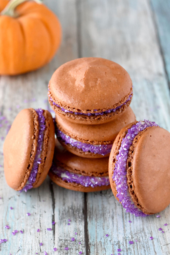 Pumpkin Pie Macaron actually taste like pumpkin pie!! Like a real pumpkin pie with rich pumpkin flavor thanks to ground pumpkin flour in the shells and the pumpkin pie syrup in the buttercream. #PumpkinWeek