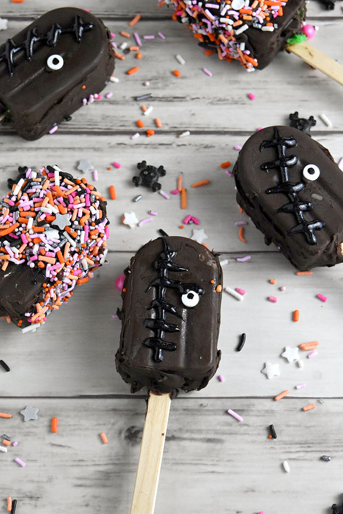 Get the kids in the kitchen and make these Hocus Pocus Cake Popsicles! They're fun to make and fun to eat. #HalloweenTreatsWeek