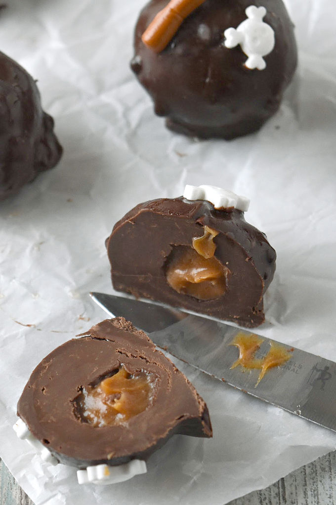 Oozing Caramel Truffles have a sweet and creamy caramel center encased in rich, delicious chocolate truffle.  The caramel oozes out as soon as you bite into the dark truffle making them perfectly delicious. #HalloweenTreatseWeek