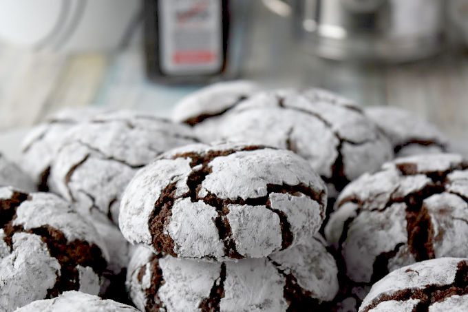 Dark Chocolate Orange Crinkle Cookies are super chocolaty with a hint of orange flavor.  Get the kids in the kitchen and let them help roll the dough in the powdered sugar! #ChristmasCookies Week