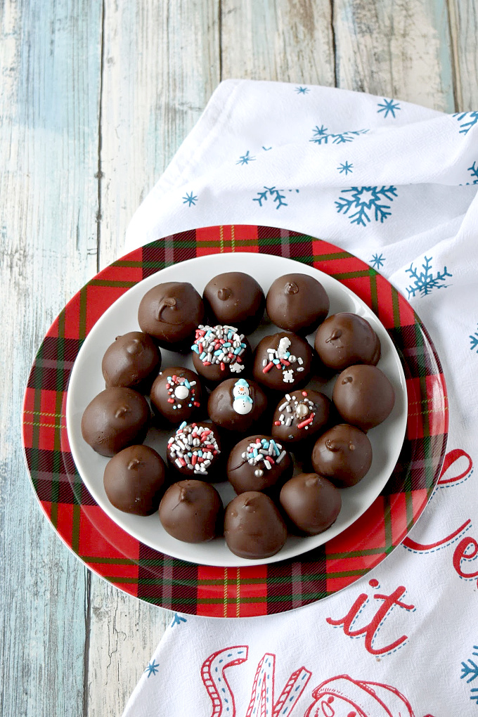 With only four ingredients, these Bourbon Balls are a family favorite recipe for not only the holidays, but also for your Derby party, too! #ChristmasSweetsWeek
