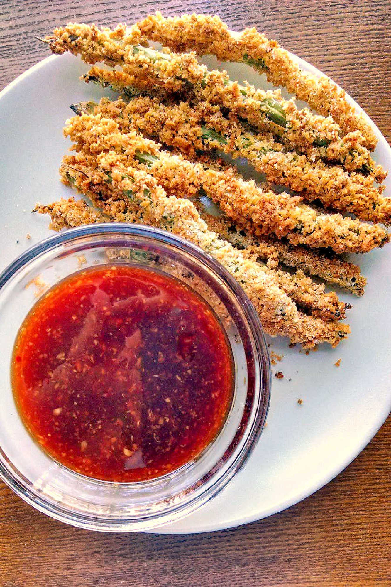 There is a trick to getting super crispy Oven-Fried Green Beans that gives them a super crunchy fried taste without frying. It makes them a healthier version of the popular appetizer! #crispygreenbeans #greenbeans #healthyappetizer  #HealthyFriedFood #GreenBeanLove #VeggieSnacks #OvenFriedGoodness