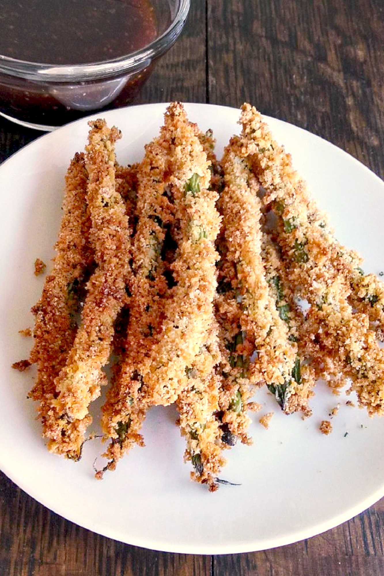 There is a trick to getting super crispy Oven-Fried Green Beans that gives them a super crunchy fried taste without frying. It makes them a healthier version of the popular appetizer! #crispygreenbeans #greenbeans #healthyappetizer  #HealthyFriedFood #GreenBeanLove #VeggieSnacks #OvenFriedGoodness