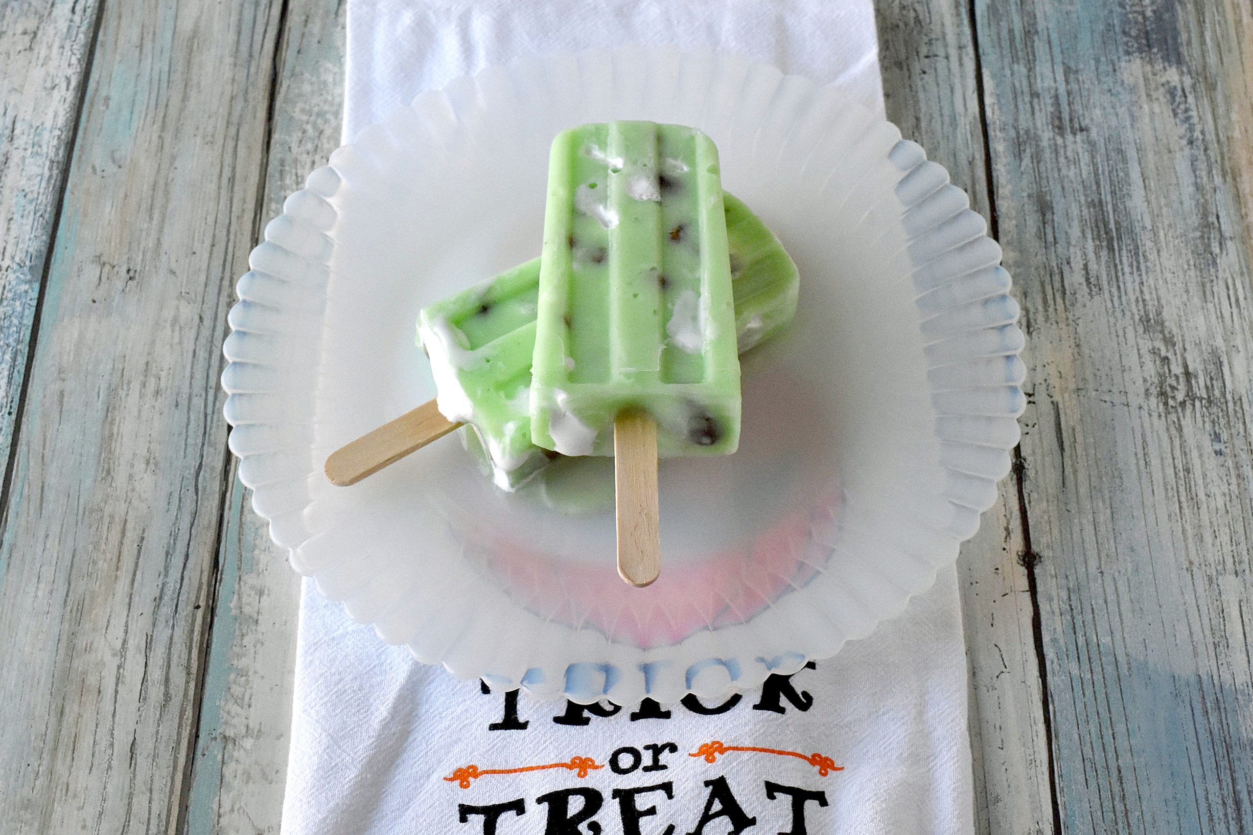 Wicked Witch Popsicles are fun and delicious! Made with pistachio pudding, marshmallow fluff, and pistachios, they are simple and simply delicious. #HalloweenTreatsWeek