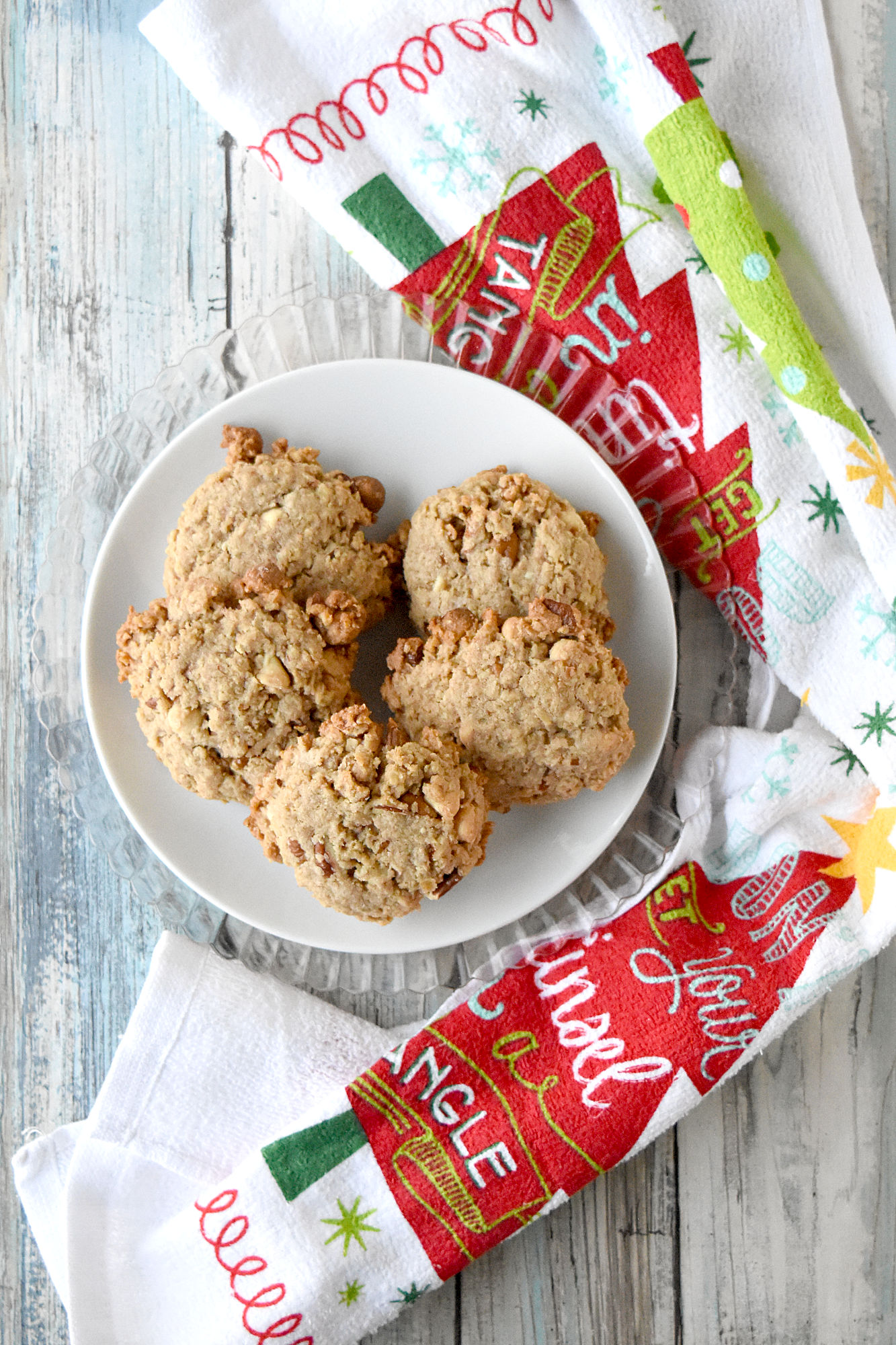 Oatmeal Pecan Cookies are slightly sweet with hearty oats, cinnamon, and crunchy pecans. They’re chewy and crunchy delicious. #ChristmasCookiesWeek