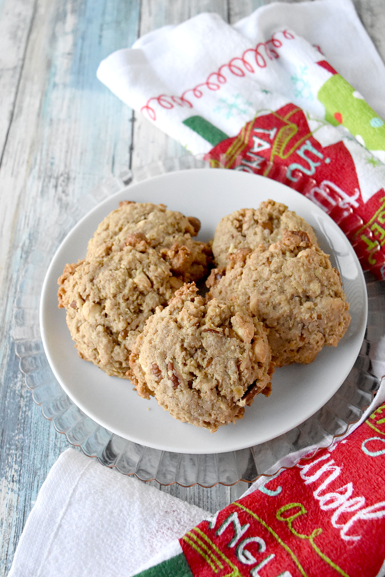 Oatmeal Pecan Cookies are slightly sweet with hearty oats, cinnamon, and crunchy pecans. They’re chewy and crunchy delicious. #ChristmasCookiesWeek