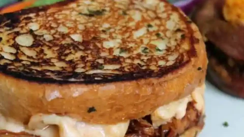 Step aside traditional grilled cheese, this BBQ Mac & Cheese Sandwich means business. With chipotle cheddar, BBQ chicken, and mac & cheese between two slices of Texas toast.