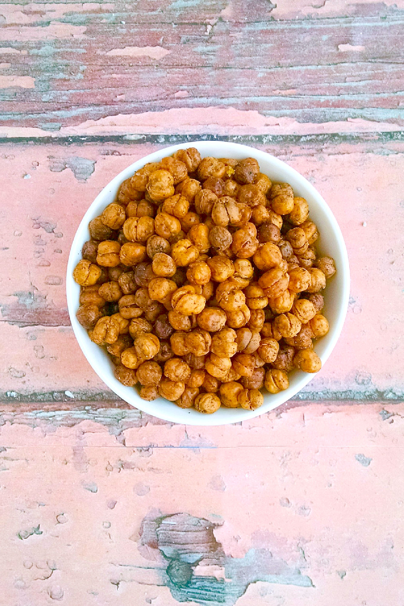 These roasted chickpeas are crunchy, tasty, and healthy! Pizza Roasted Chickpeas are tossed with savory pizza seasoning, Italian seasoning, and some garlic salt to give them that pizza parlor flavor.