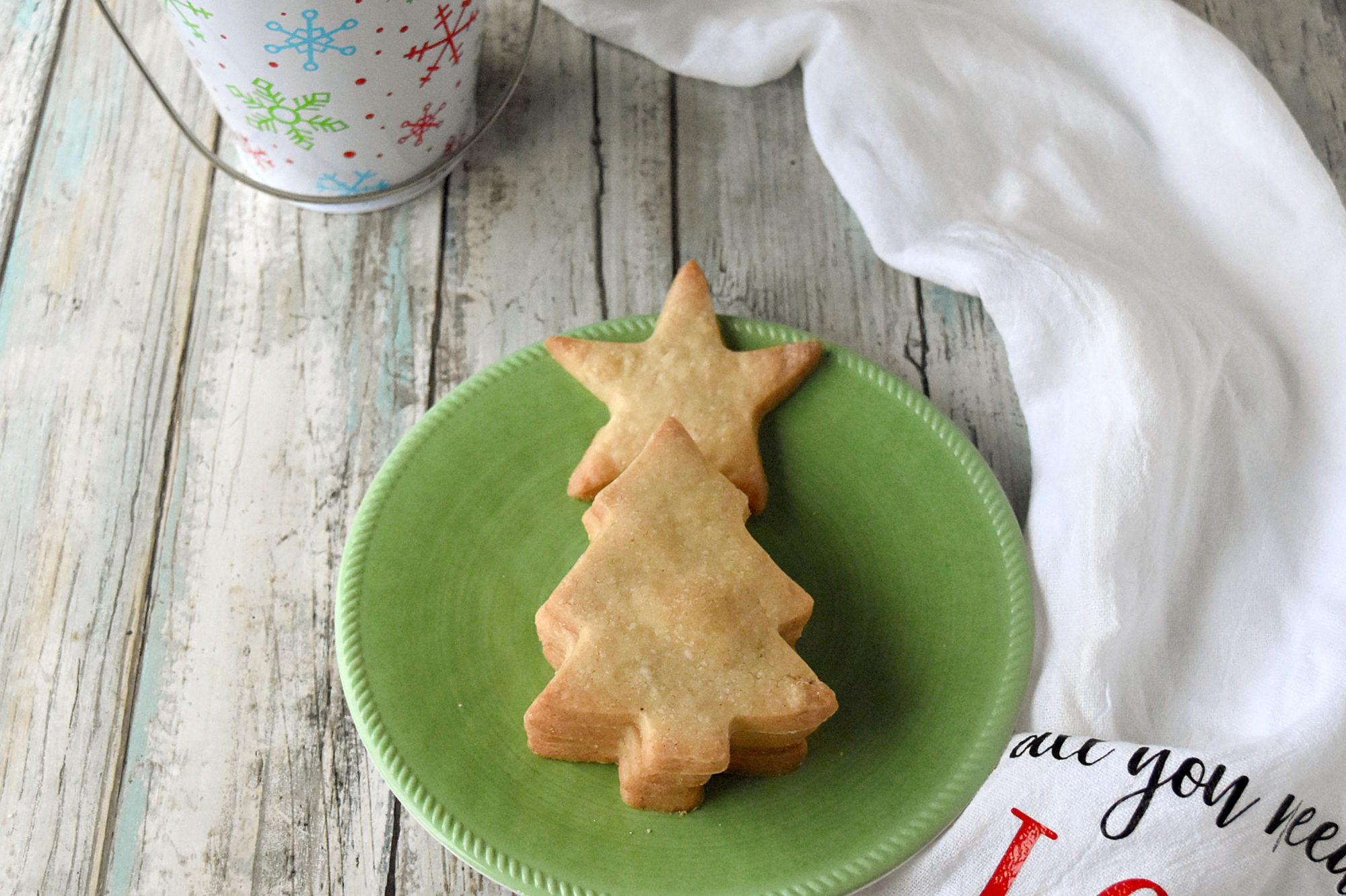 Cardamom Shortbread Cookies are tender, flaky, and have a delicious cardamom flavor with a hint of cinnamon.  If you really like cardamom, then you’ll love these cookies. #ChristmasCookies #shortbreadcookies #cardamom #cutoutcookies