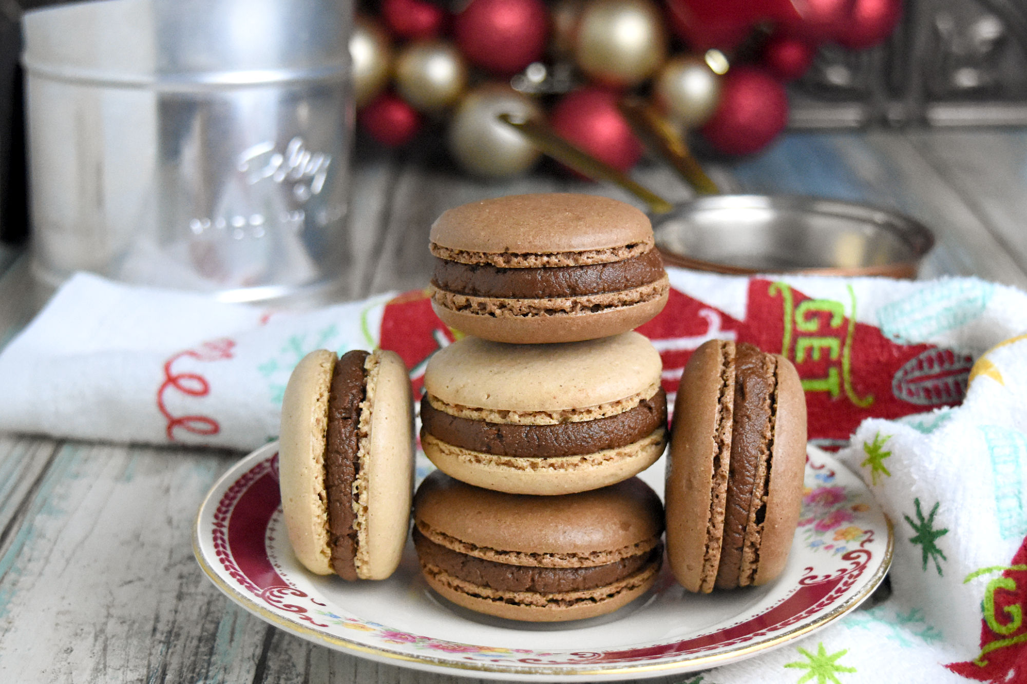 Reese’s Macaron have cocoa powder and peanut butter powder in the shells for delicious chocolate peanut butter flavor. And there’s peanut butter and cocoa powder in the filling, too. #ChristmasCookies #macaron #peanutbutter #chocolate #reesescups #Pbandchocolate 