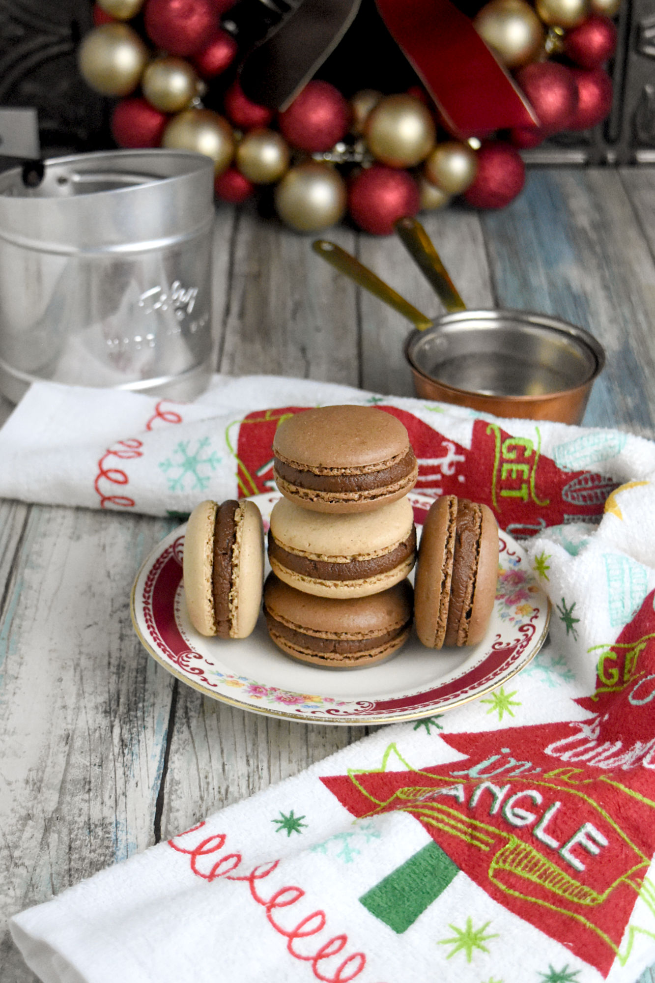 Reese’s Macaron have cocoa powder and peanut butter powder in the shells for delicious chocolate peanut butter flavor. And there’s peanut butter and cocoa powder in the filling, too. #ChristmasCookies #macaron #peanutbutter #chocolate #reesescups #Pbandchocolate