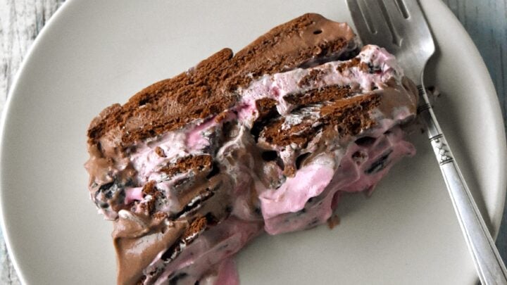 Tired of the same old desserts? Elevate your game with this Black Forest Icebox Cake. It's a delicious twist on the classic German treat. Your taste buds will thank you. #BlackForesticeboxcake #easydessertrecipes #Germandesserts #chocolateheaven #summerdesserts