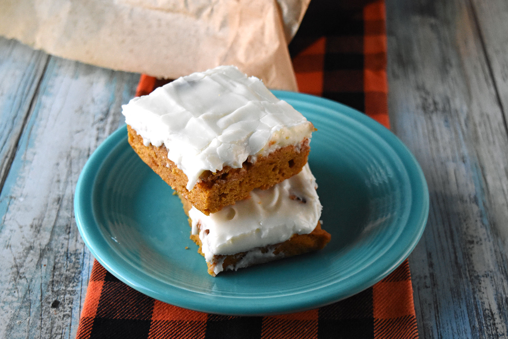 Who said pumpkin spice was just for lattes? These Pumpkin Spice Blondies are the perfect fall dessert 🎃 #HalloweenTreats #PumpkinSpiceLove #BakingWithPumpkinSpice #BlondiesOfInstagram #FallBakingDelights #HalloweenTreatsWeek #BlondieRecipe
