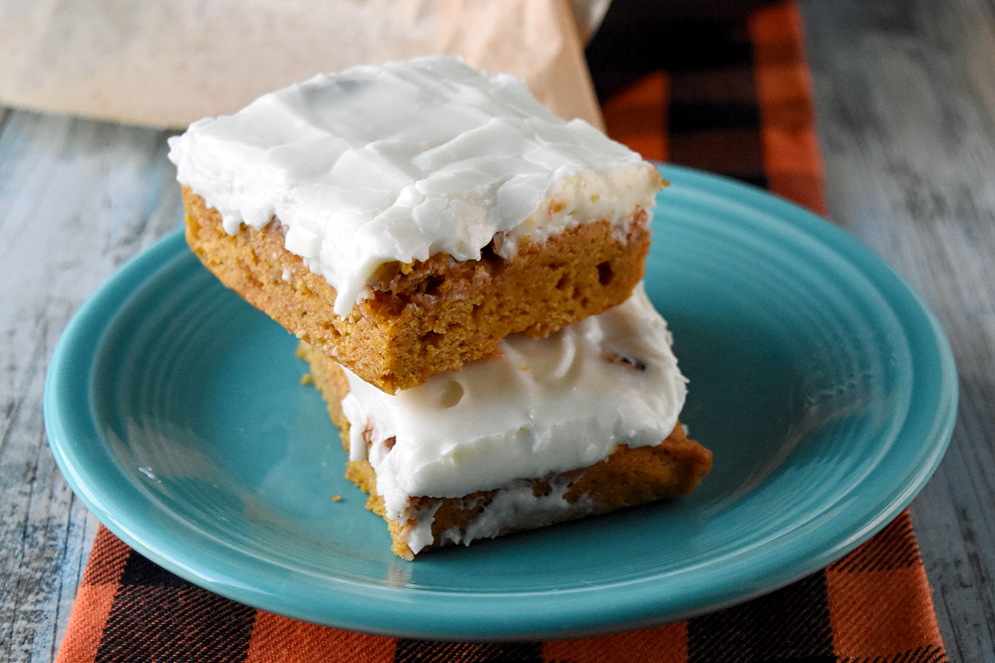 Who said pumpkin spice was just for lattes? These Pumpkin Spice Blondies are the perfect fall dessert 🎃 #HalloweenTreats #PumpkinSpiceLove #BakingWithPumpkinSpice #BlondiesOfInstagram #FallBakingDelights #HalloweenTreatsWeek #BlondieRecipe
