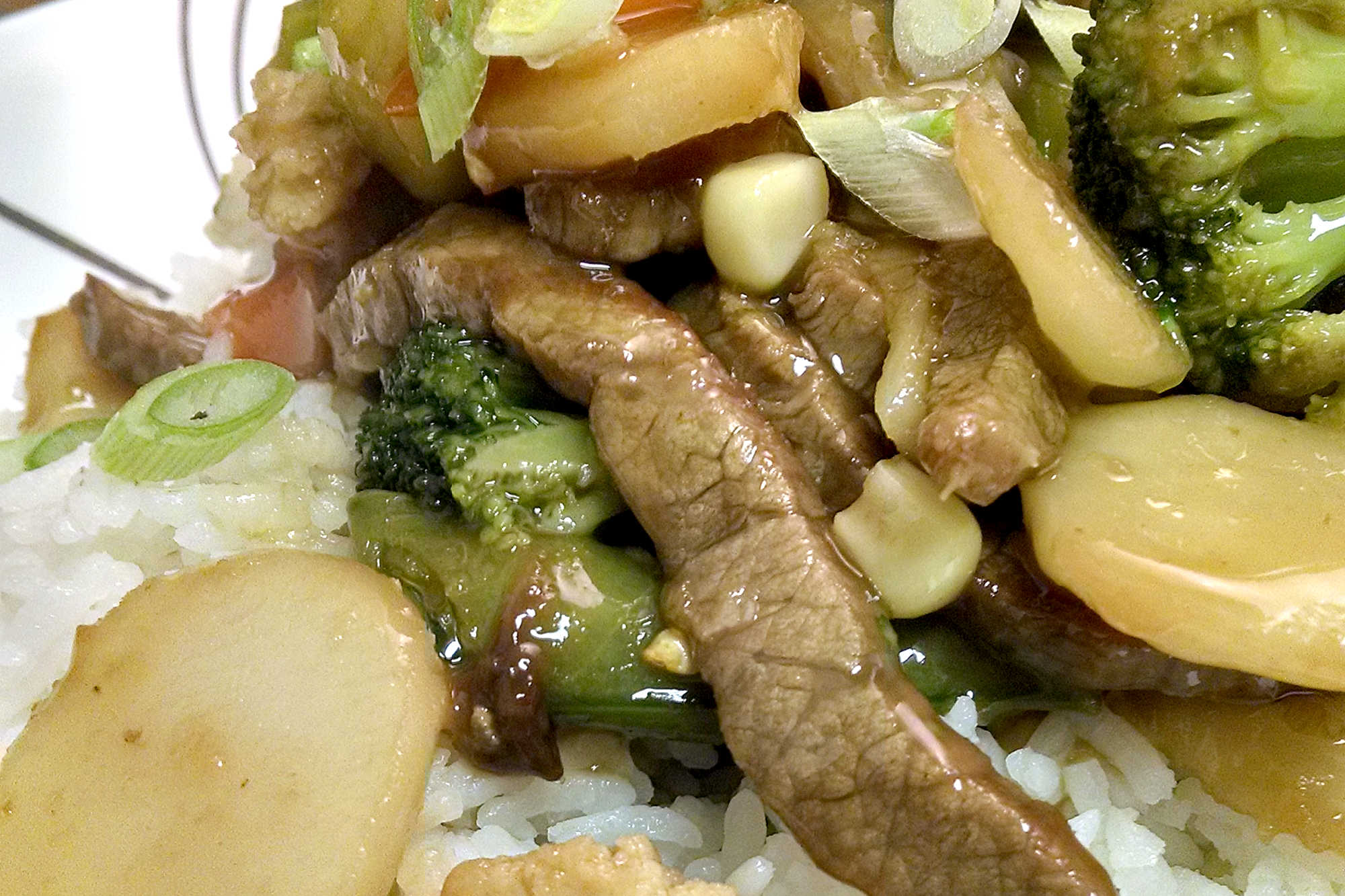 Spice up your weeknight dinner with this delicious Spicy Orange Ginger Beef Stir-Fry! 🌶️🍊🥩 Perfect for satisfying those Chinese takeout cravings without leaving your house.  #stirfry #easyrecipes #chinesefood #dinnerideas #stirfrylove #familydinner #asiancuisine #flavorfulfood #AsianInspiredDishes #WokItOut #SpicyBeef #OrangeGingerFlavors #StirFrySensation