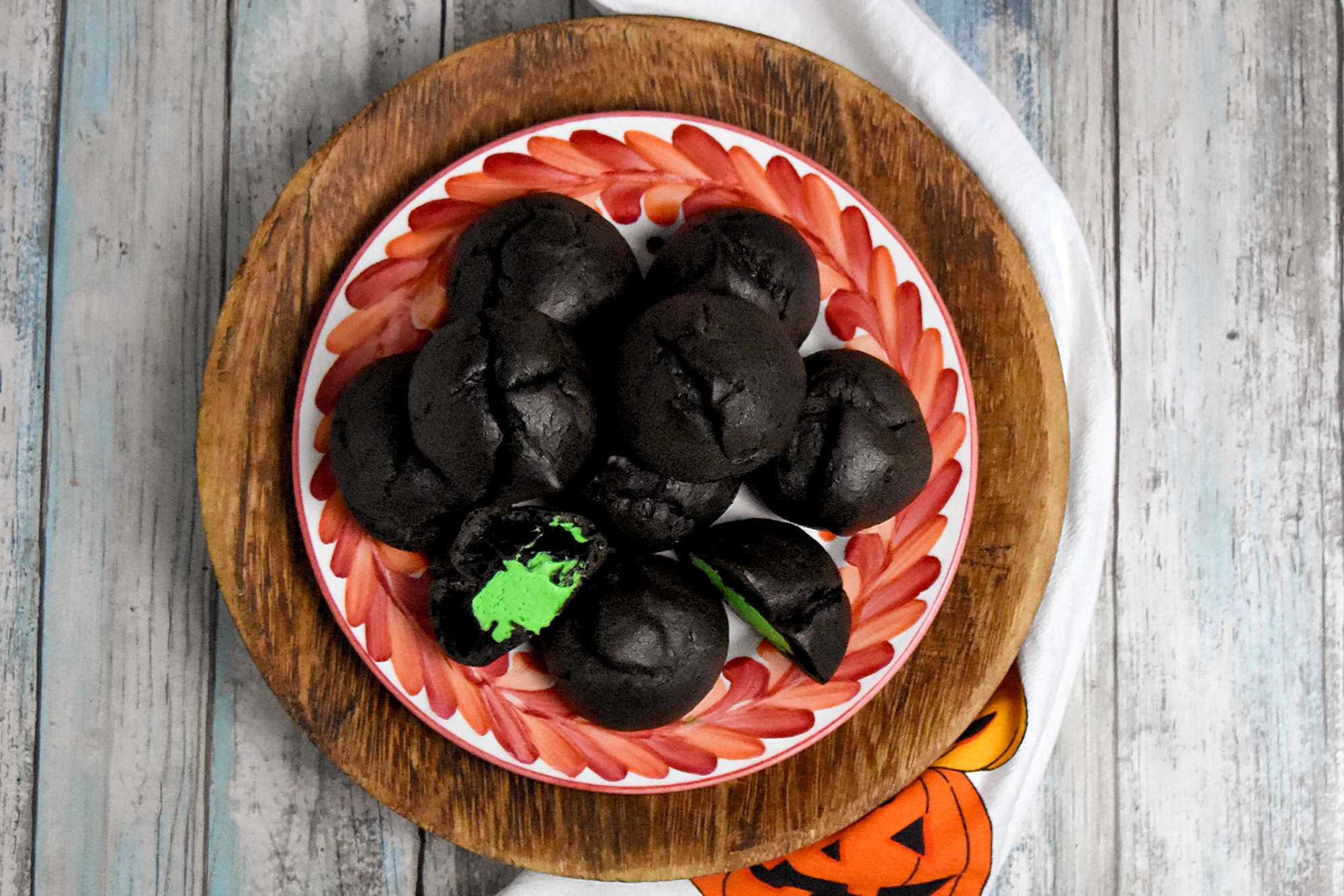 Mirror, Mirror on the wall, which cream puff is the fairest of them all? Definitely the one with Poison Apple and Pistachio Cream! Snow White's got nothing on this!  #dessertlovers #creamfilled #pastryart #pistachiopower #sweettemptations #PuffChallenge #BiteTheApple #CreamPuffLove #PistachioMagic