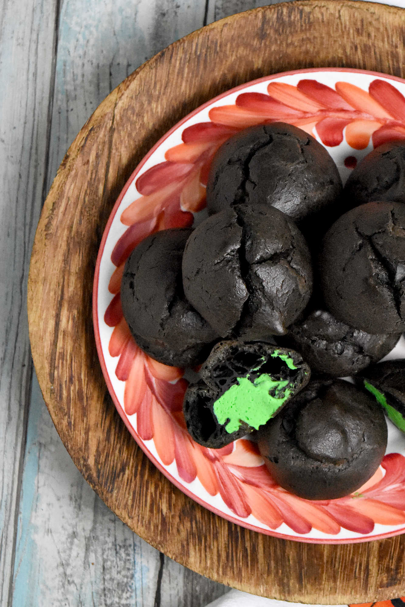 Mirror, Mirror on the wall, which cream puff is the fairest of them all? Definitely the one with Poison Apple and Pistachio Cream! Snow White's got nothing on this!  #dessertlovers #creamfilled #pastryart #pistachiopower #sweettemptations #PuffChallenge #BiteTheApple #CreamPuffLove #PistachioMagic