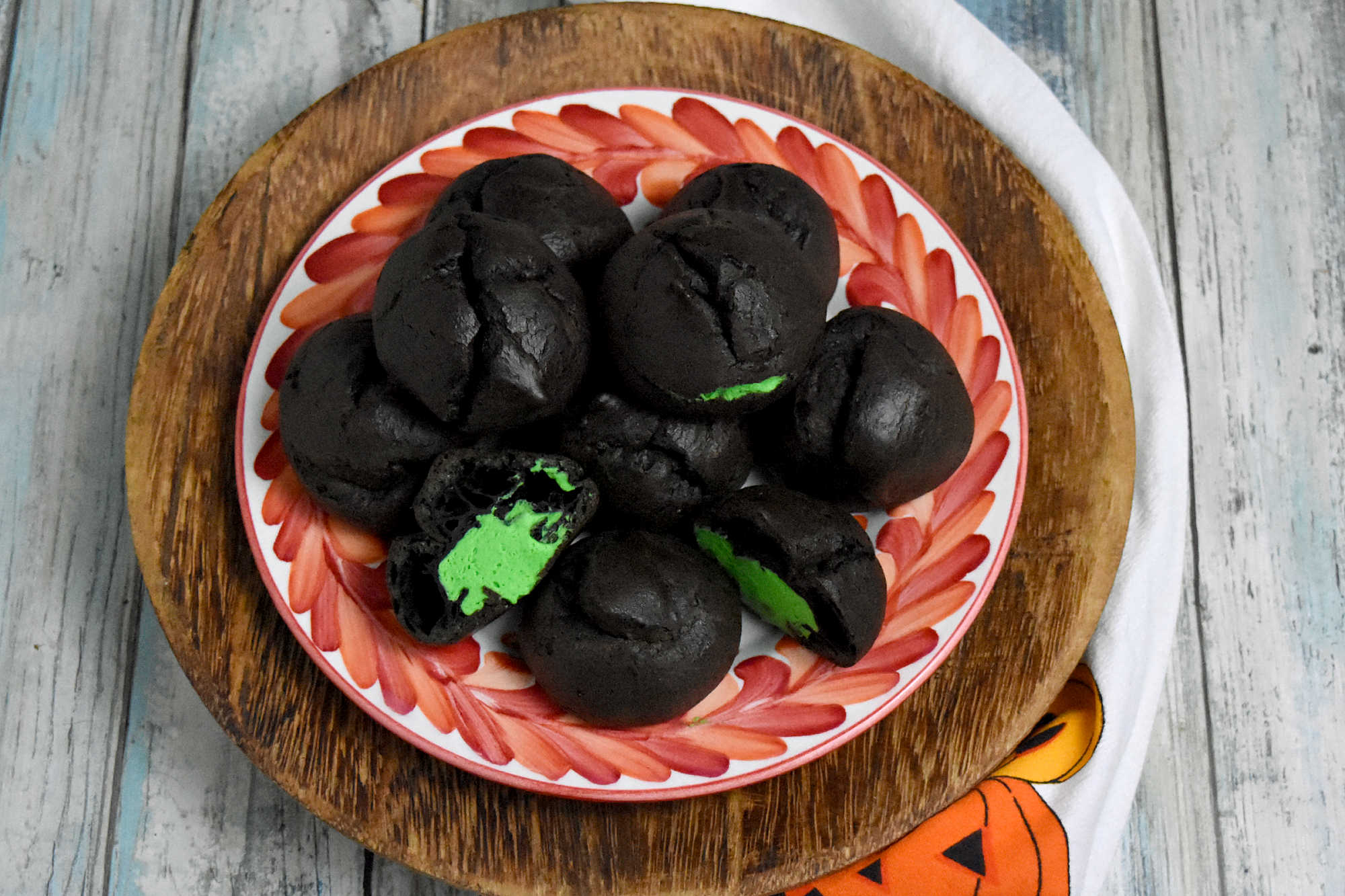 Mirror, Mirror on the wall, which cream puff is the fairest of them all? Definitely the one with Poison Apple and Pistachio Cream! Snow White's got nothing on this!  #dessertlovers #creamfilled #pastryart #pistachiopower #sweettemptations #PuffChallenge #BiteTheApple #CreamPuffLove #PistachioMagic