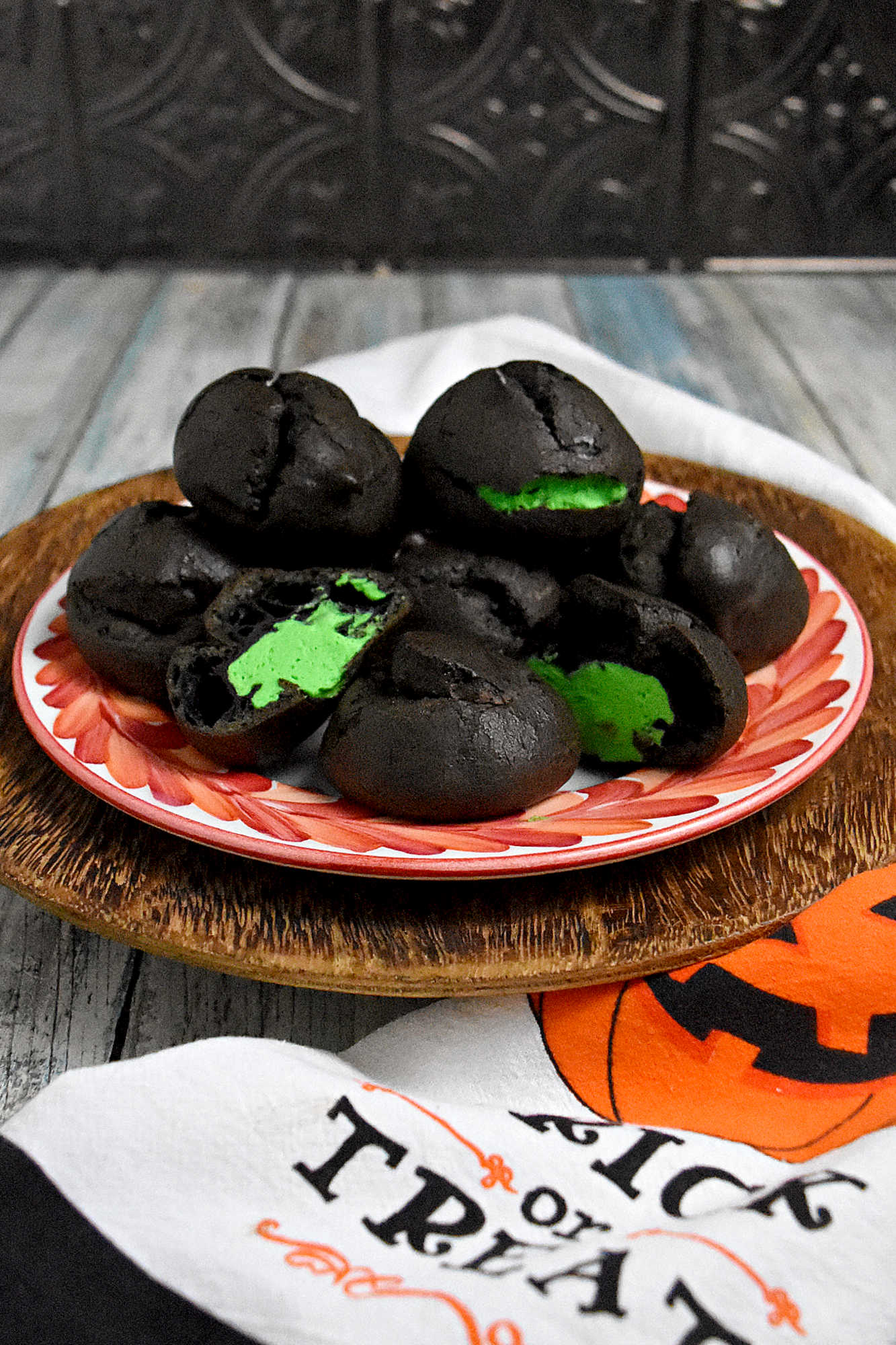 Mirror, Mirror on the wall, which cream puff is the fairest of them all? Definitely the one with Poison Apple and Pistachio Cream! Snow White's got nothing on this!  #dessertlovers #creamfilled #pastryart #pistachiopower #sweettemptations #PuffChallenge #BiteTheApple #CreamPuffLove #PistachioMagic