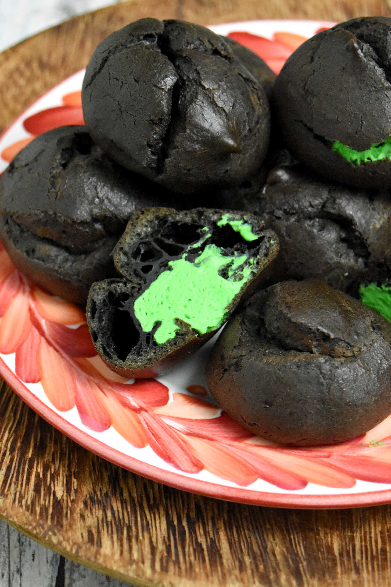 Mirror, Mirror on the wall, which cream puff is the fairest of them all? Definitely the one with Poison Apple and Pistachio Cream! Snow White's got nothing on this!  #dessertlovers #creamfilled #pastryart #pistachiopower #sweettemptations #PuffChallenge #BiteTheApple #CreamPuffLove #PistachioMagic