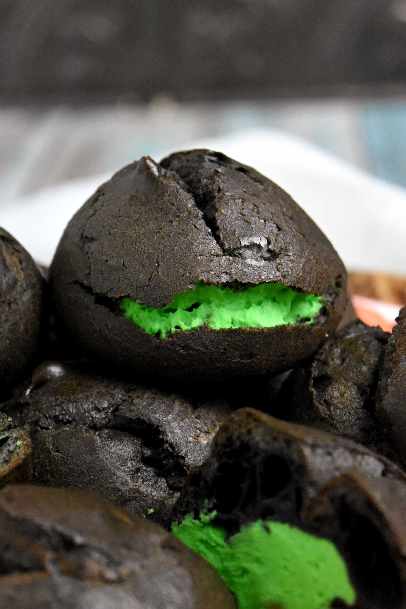 Mirror, Mirror on the wall, which cream puff is the fairest of them all? Definitely the one with Poison Apple and Pistachio Cream! Snow White's got nothing on this!  #dessertlovers #creamfilled #pastryart #pistachiopower #sweettemptations #PuffChallenge #BiteTheApple #CreamPuffLove #PistachioMagic