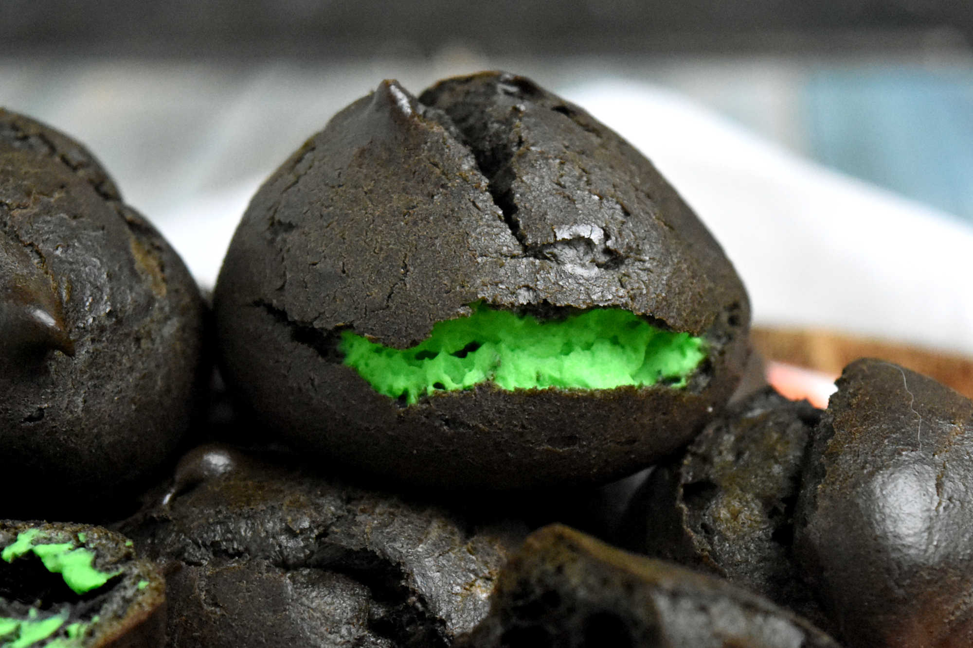 Mirror, Mirror on the wall, which cream puff is the fairest of them all? Definitely the one with Poison Apple and Pistachio Cream! Snow White's got nothing on this!  #dessertlovers #creamfilled #pastryart #pistachiopower #sweettemptations #PuffChallenge #BiteTheApple #CreamPuffLove #PistachioMagic