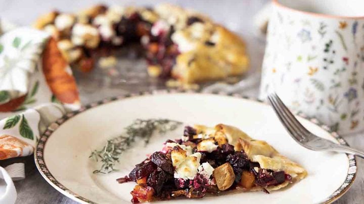 With the delicious flavor of roasted vegetables, goat cheese & herbs set into a crunchy pie crust, this Goat Cheese and Roasted Vegetable Galette is an easy side or entree.