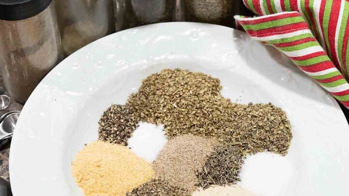 It’s so easy to whip up a Homemade Italian Dressing Mix.  Tasty and economical, it’s perfect to give or keep.