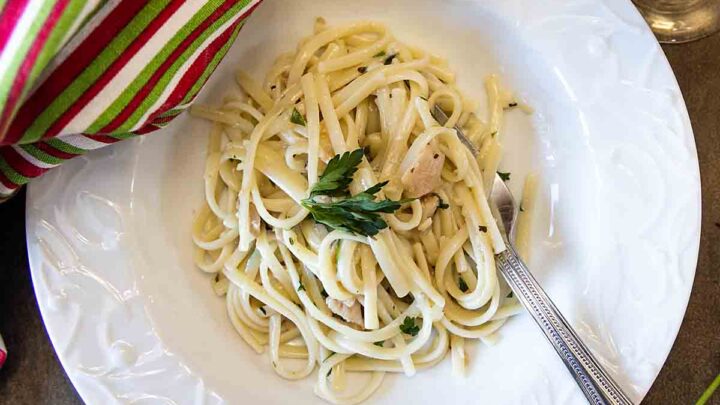 Linguine with Clam Sauce is a tasty pasta dish, flavored with Italian seasoning, clams and wine. Even better it’s also easy to make!