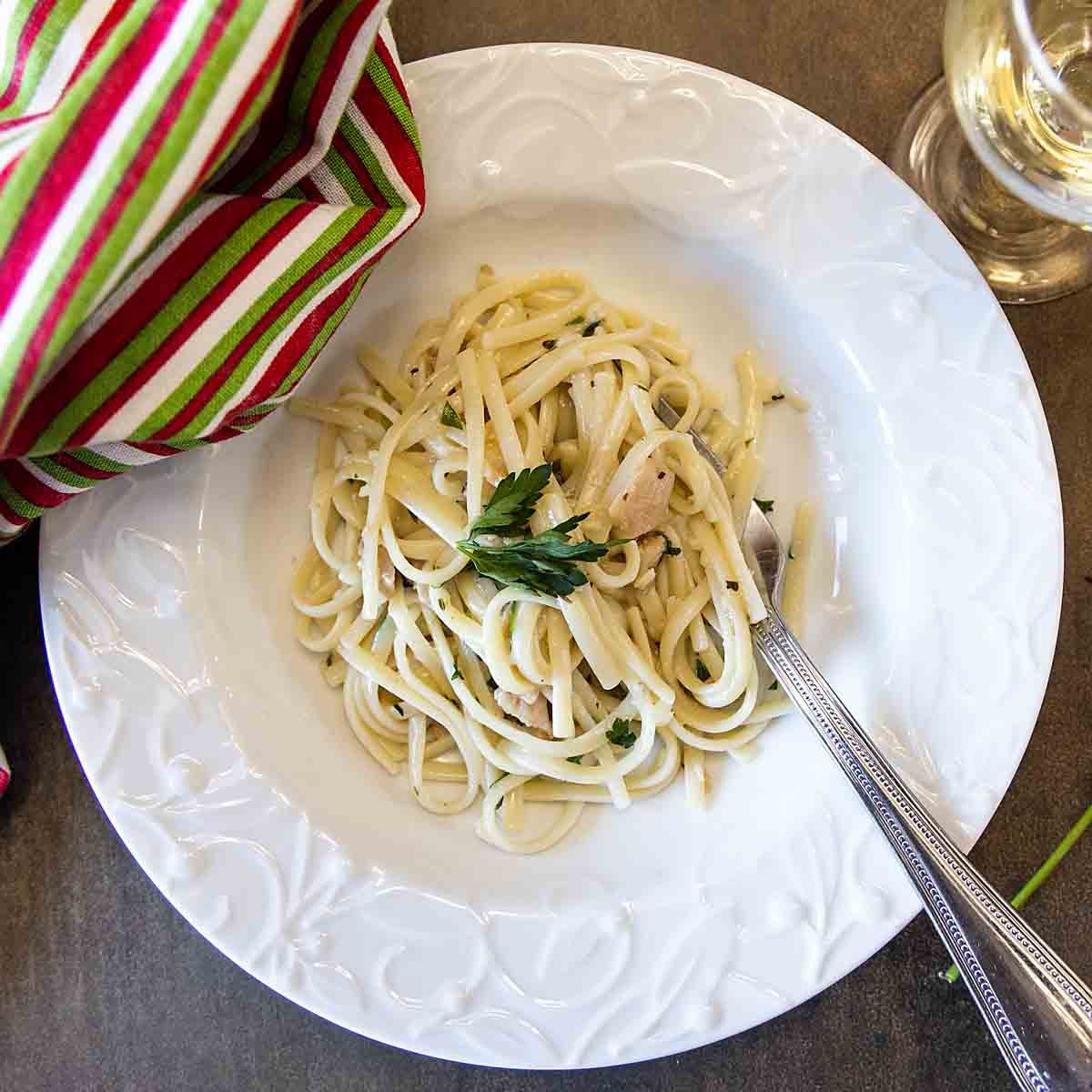 Linguine with Clam Sauce is a tasty pasta dish, flavored with Italian seasoning, clams and wine. Even better it’s also easy to make!