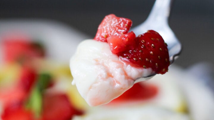 Make lemon posset with 3 ingredients! This creamy, citrusy no-bake dessert is perfect for summer and easy to prepare. A must-try lemon recipe!