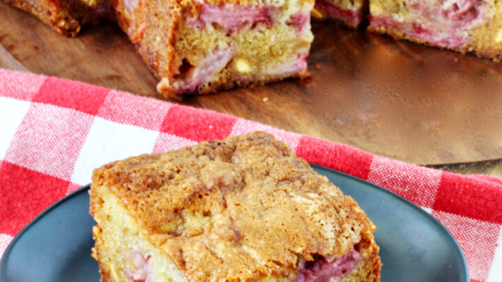 This fresh strawberry cake is perfect for whenever you have a craving for something simple and sweet. It's great for a midmorning or afternoon snack.
