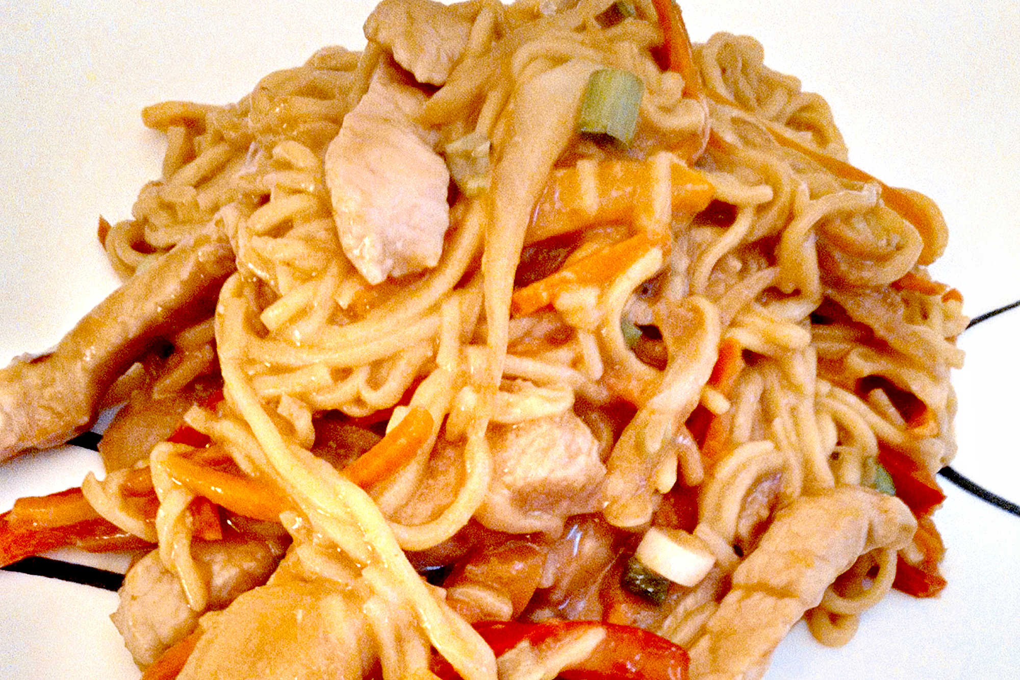 Weeknight dinners just got a burst of flavor with spicy pork and carrot peanut noodles. It's all about simple meals that make every bite exciting. #spicyeats #asianfusion #noodlenight #peanutlovers #homecookinghacks
