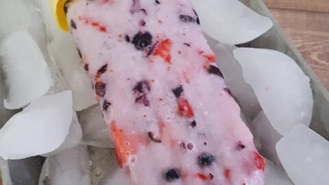 Try our refreshing homemade berry cream popsicles! Easy to make and deliciously creamy, these treats are perfect for hot summer days.