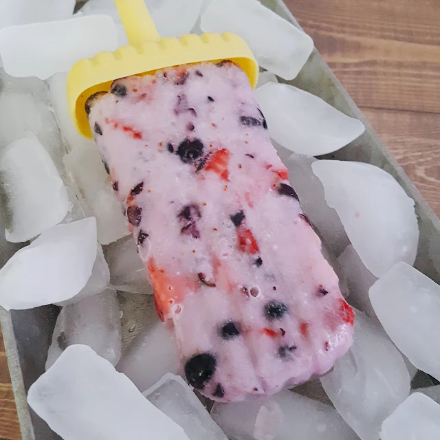 Try our refreshing homemade berry cream popsicles! Easy to make and deliciously creamy, these treats are perfect for hot summer days.