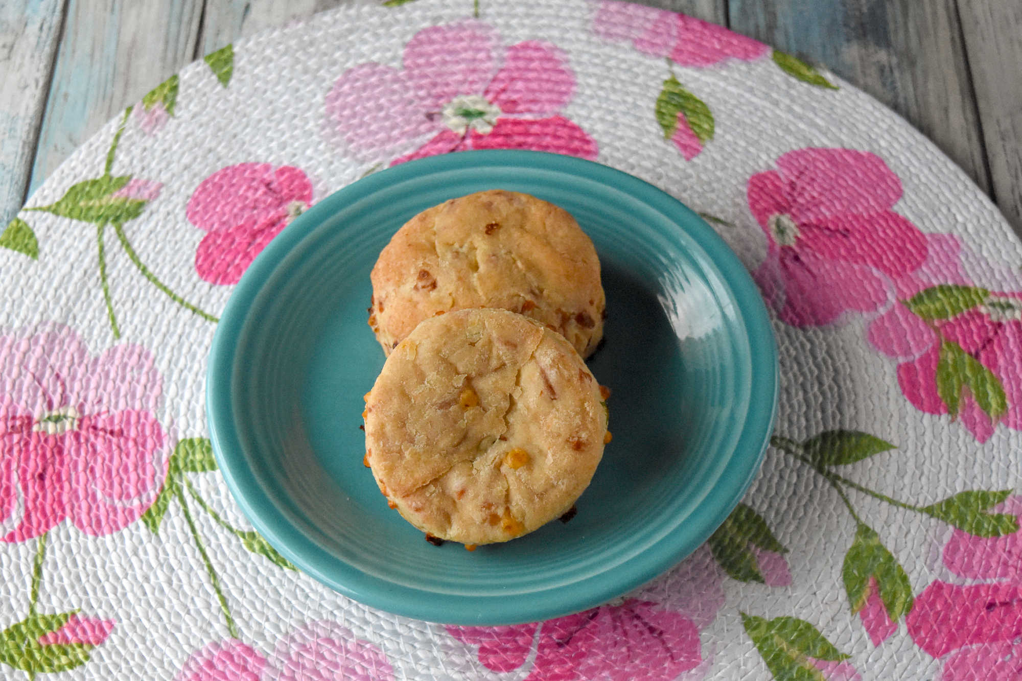 Looking to freshen up your brunch menu? Beer Cheese Scones blend the heartiness of beer with the creaminess of cheese for a satisfying bite every time. #BrunchWeek #BeerCheeseScones #CraftBeerBaking #SconeLovers #CheesyGoodness #BrewedBakedBites