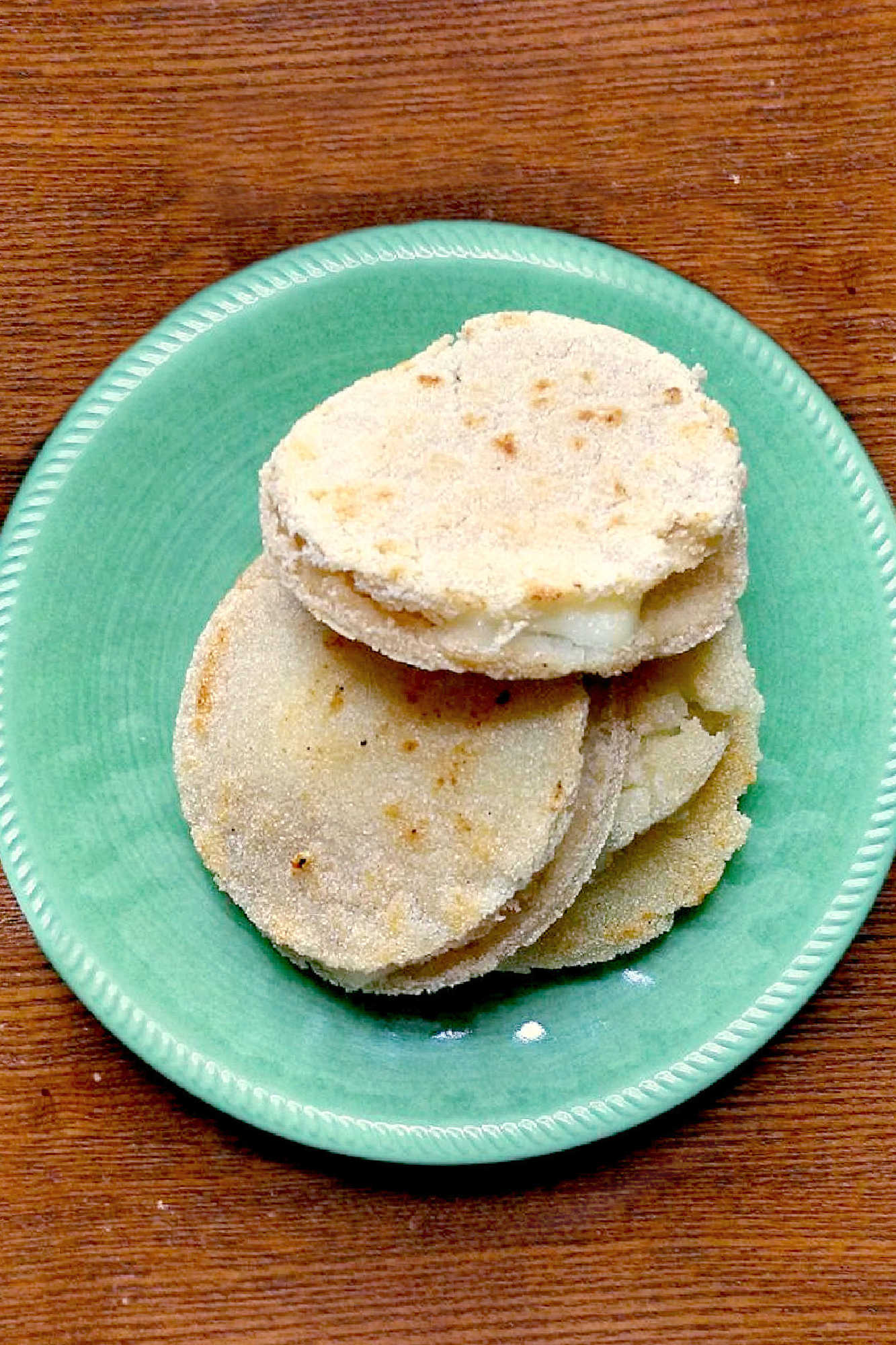 Golden and cheesy, arepas de queso are a true regional Colombian favorite. Enjoy the melt-in-your-mouth taste that brings tradition to your table. #Arepas #CheeseLovers #ComfortFood #ArepasDeQuesoDelight #ColombianCuisine #LatinFoodLovers #CheesyGoodness #FoodieFinds #ArepasDeQueso #ColombianFood #RegionalFavorites #SouthAmericanEats #CheeseLoversUnite