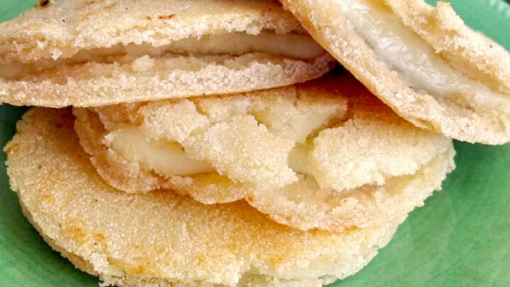 Golden and cheesy, arepas de queso are a true regional Colombian favorite. Enjoy the melt-in-your-mouth taste that brings tradition to your table. #Arepas #CheeseLovers #ComfortFood #ArepasDeQuesoDelight #ColombianCuisine #LatinFoodLovers #CheesyGoodness #FoodieFinds #ArepasDeQueso #ColombianFood #RegionalFavorites #SouthAmericanEats #CheeseLoversUnite